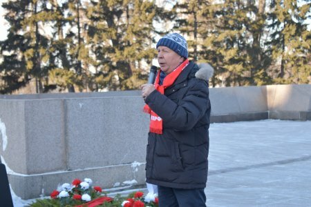 Коммунисты Иркутска почтили память советских воинов в День Неизвестного солдата Коммунисты Иркутска почтили память советских воинов в День Неизвестного солдата